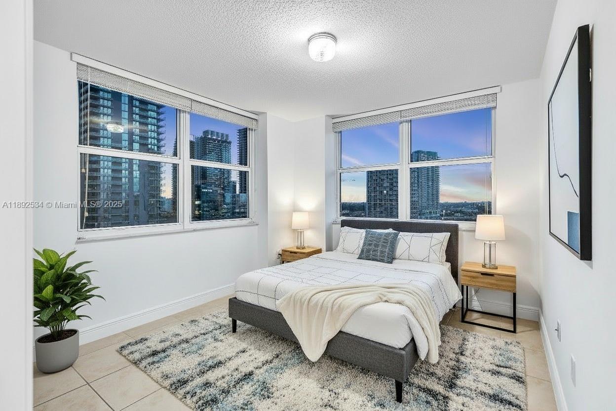 31 SE 5th St #2111, Miami FL 33131