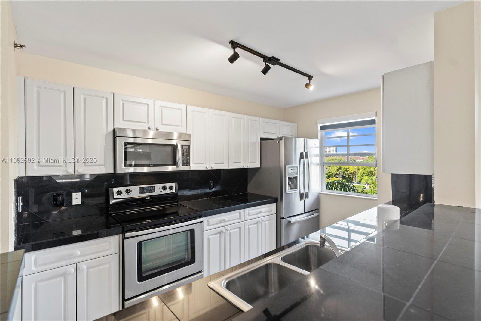 19655 E Country Club Dr #6-501, Aventura FL 33180