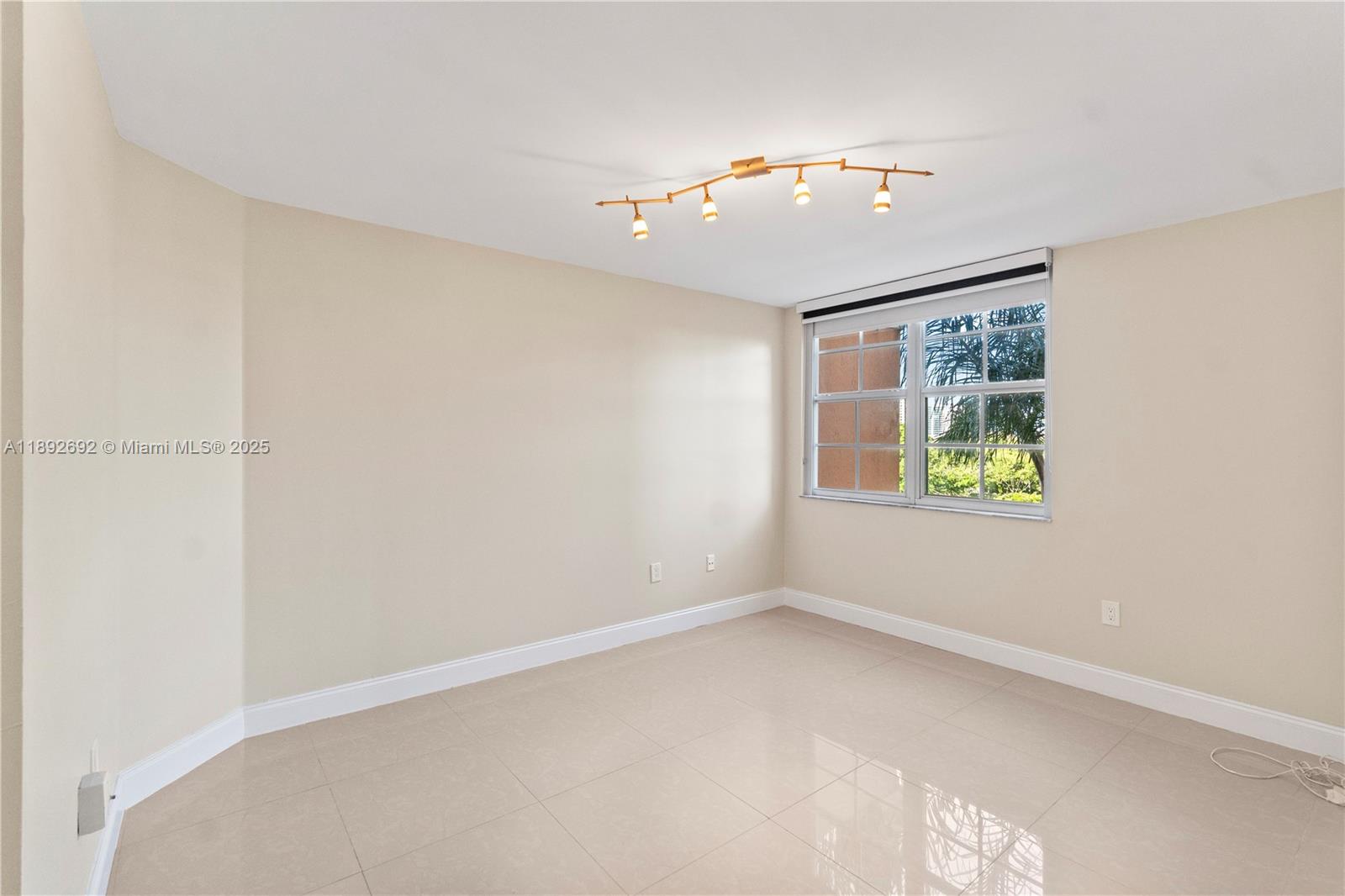 19655 E Country Club Dr #6-501, Aventura FL 33180