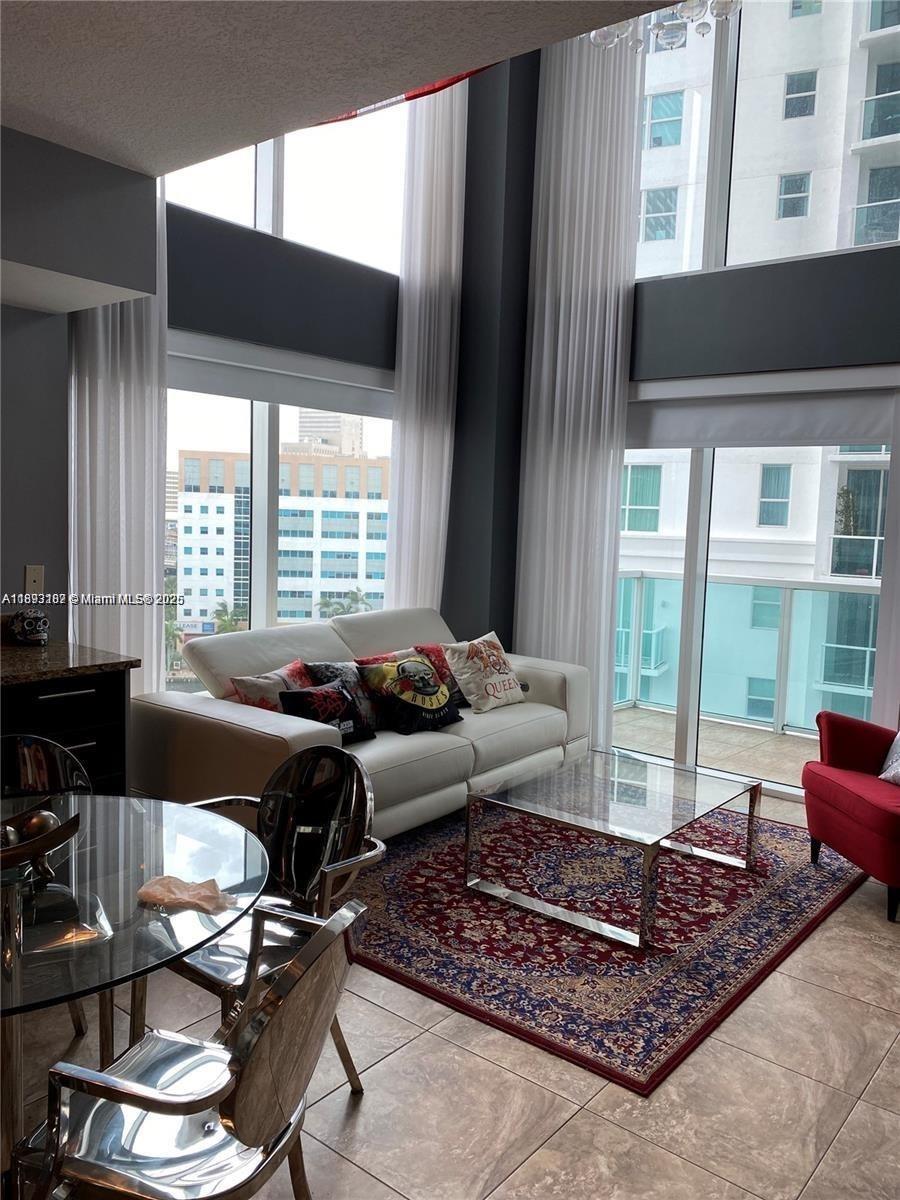 41 SE 5th St #717, Miami FL 33131