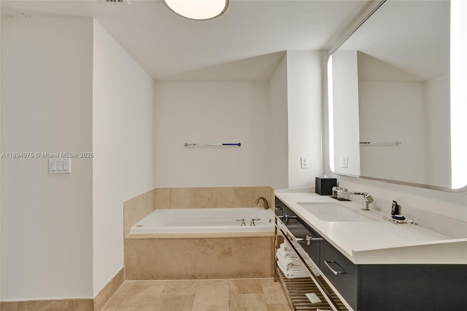 4401 Collins Ave #1408, Miami Beach FL 33140