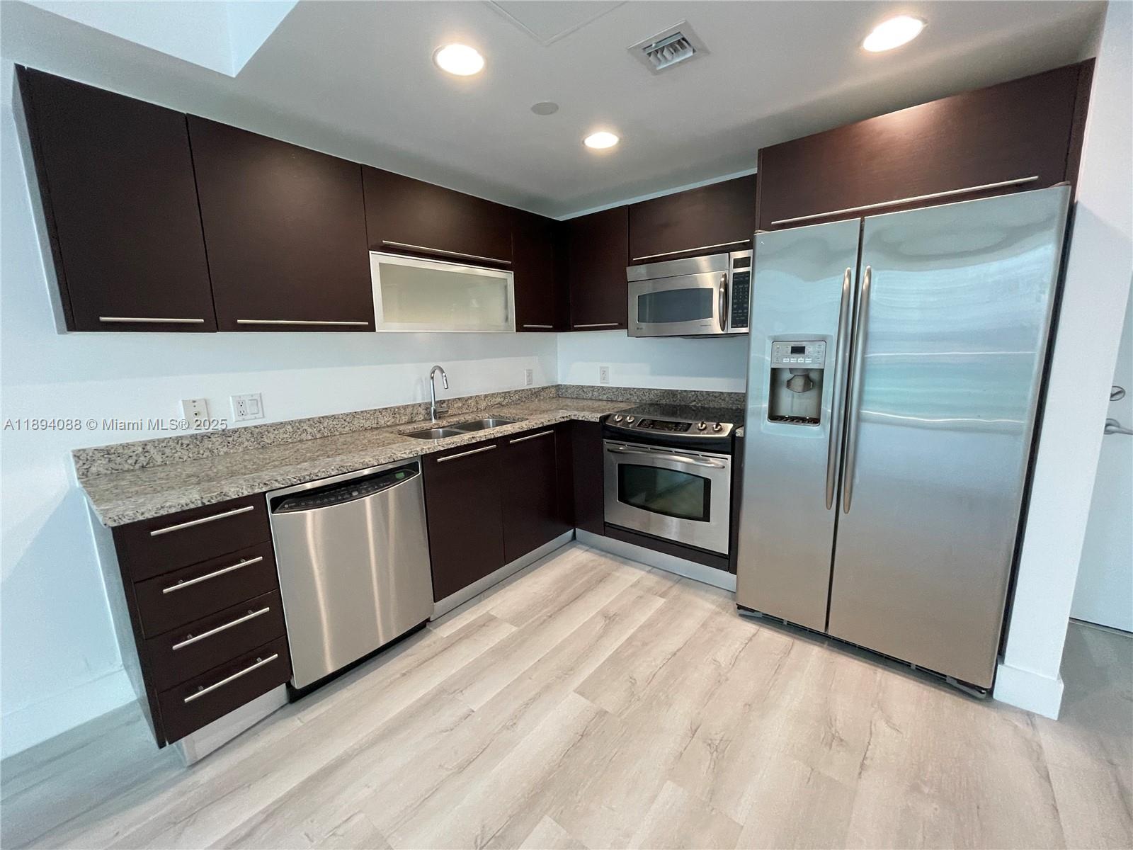 950 Brickell Bay Dr #1408, Miami FL 33131
