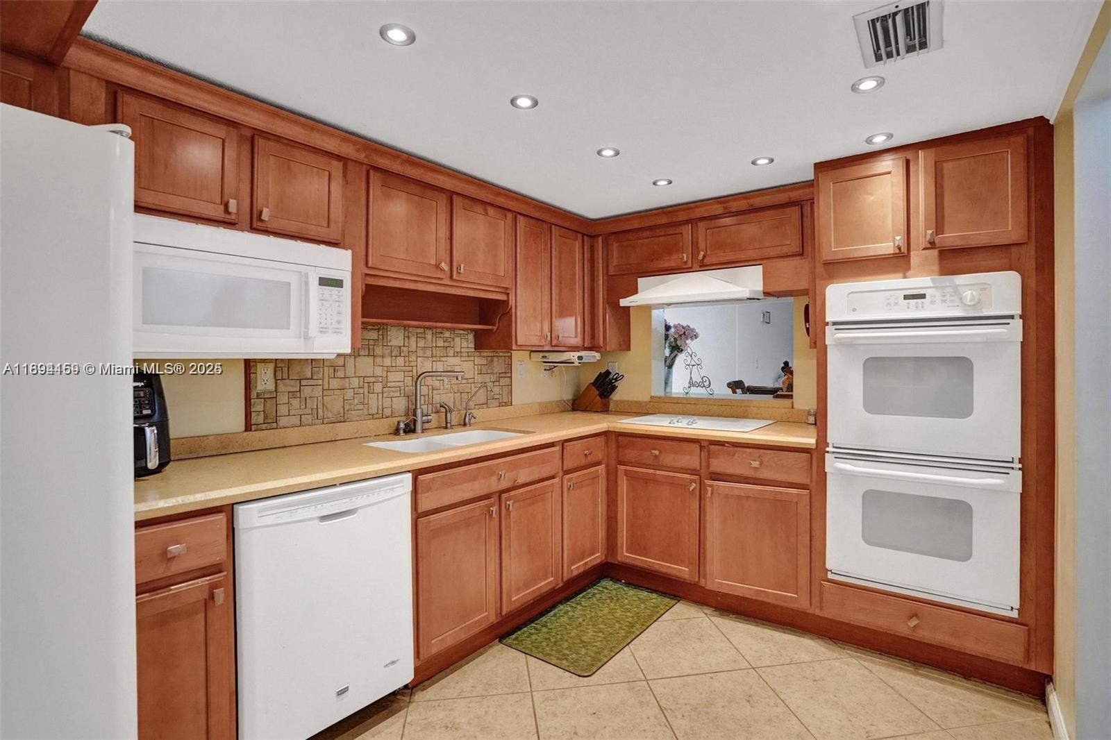 6483 Racquet Club Dr #22, Lauderhill FL 33319