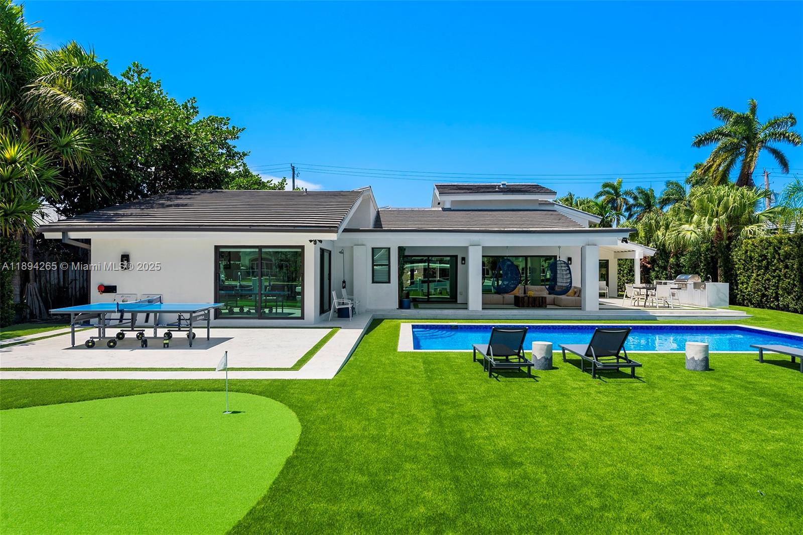 207 Holiday Dr, Hallandale Beach FL 33009