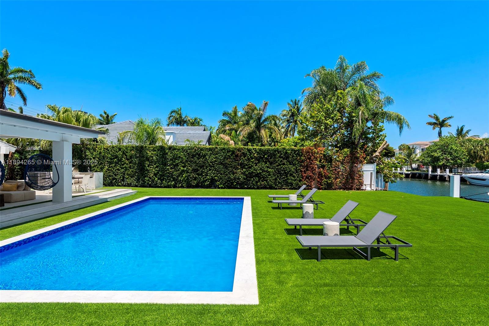 207 Holiday Dr, Hallandale Beach FL 33009