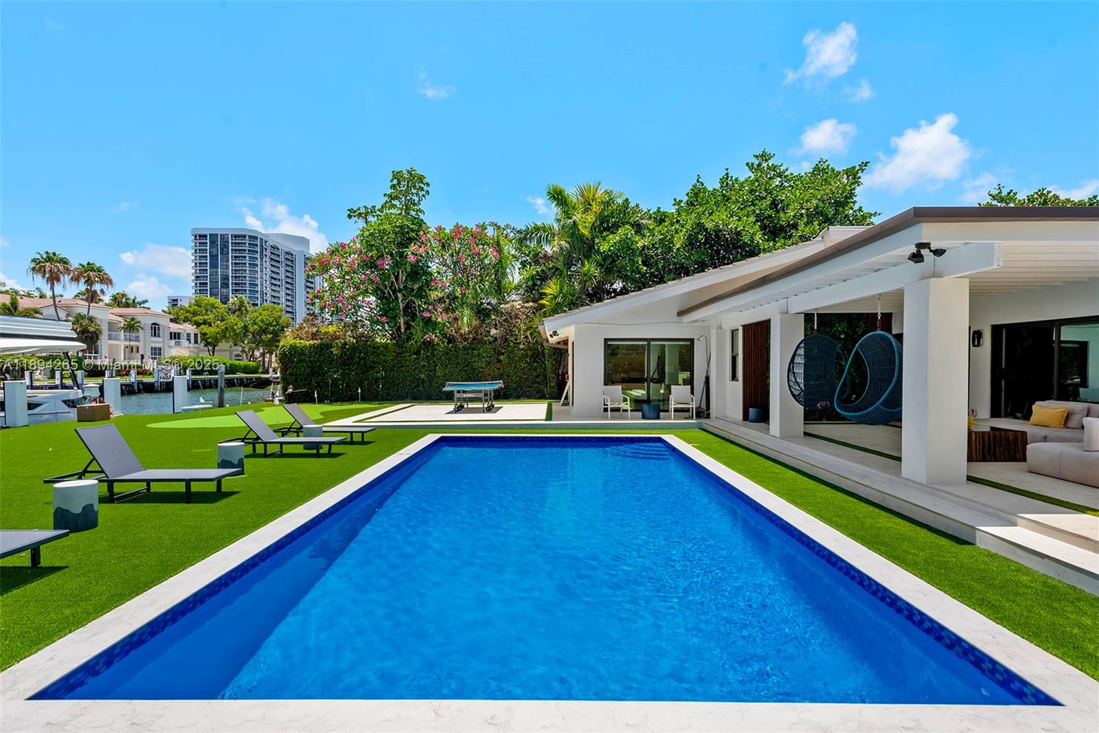 207 Holiday Dr, Hallandale Beach FL 33009