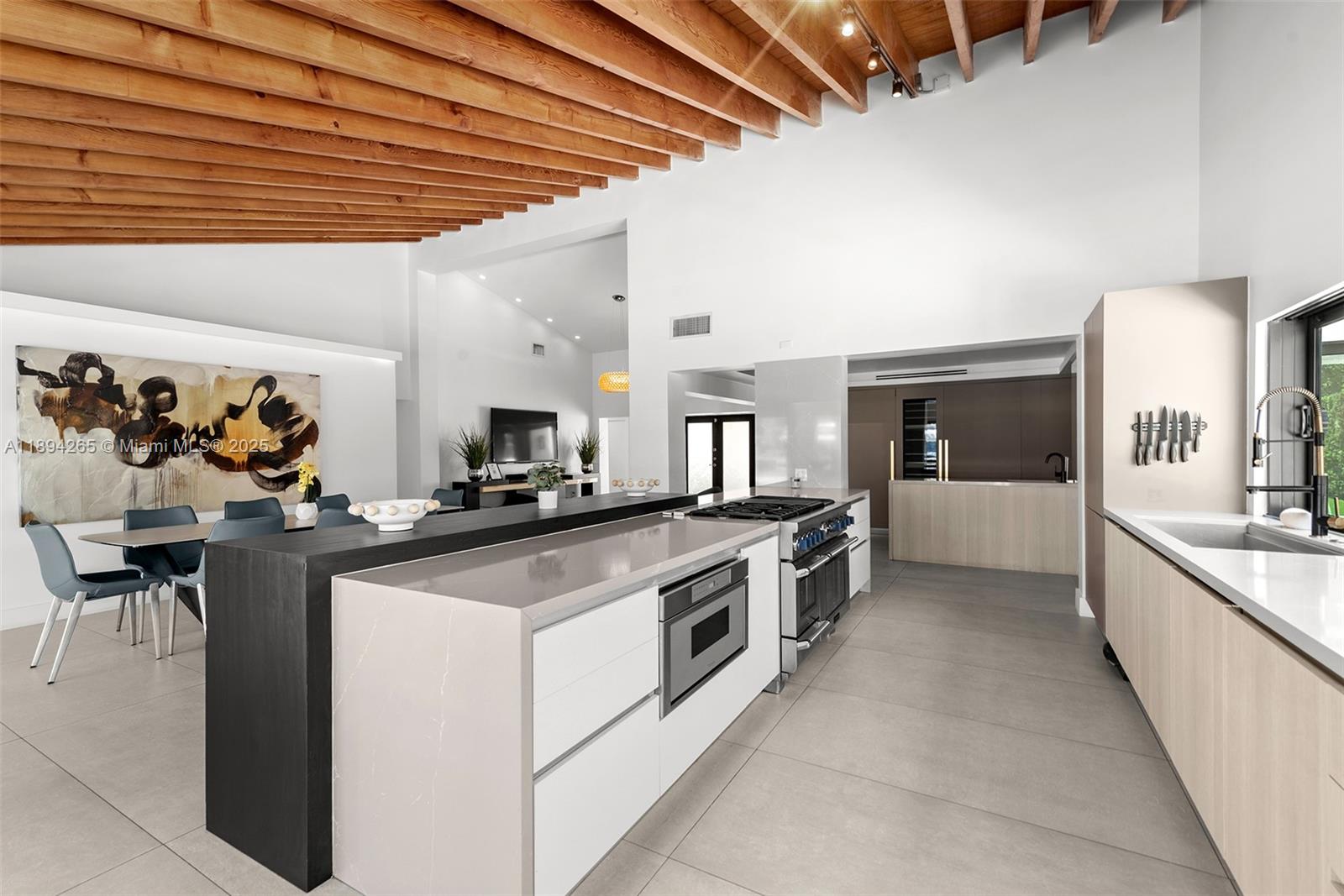 207 Holiday Dr, Hallandale Beach FL 33009