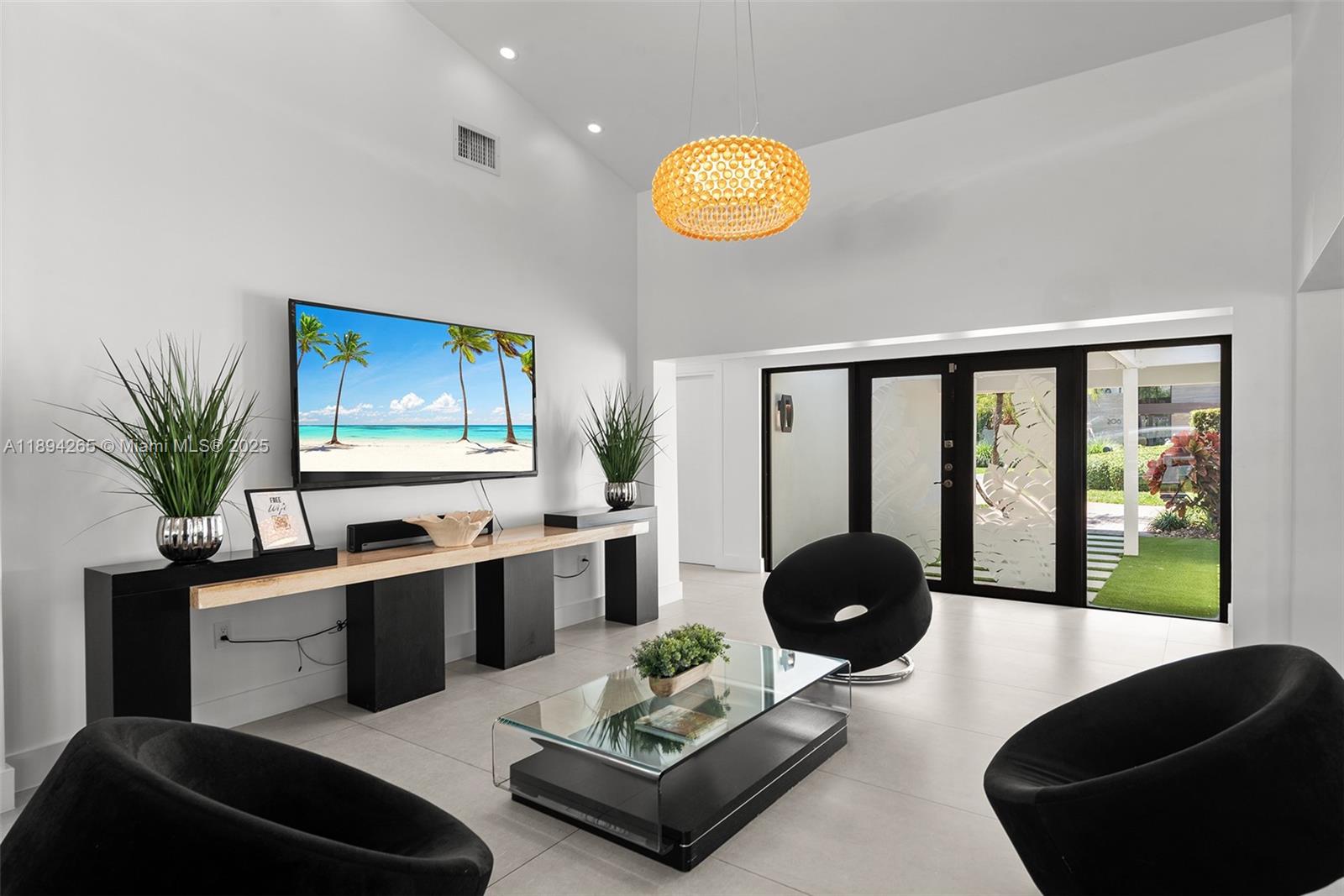 207 Holiday Dr, Hallandale Beach FL 33009