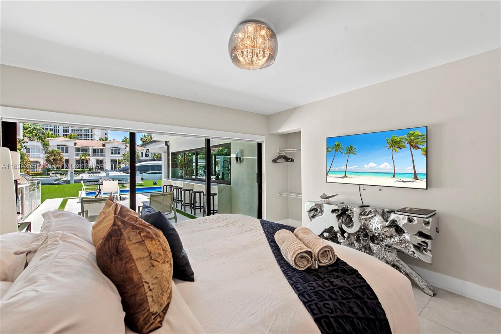 207 Holiday Dr, Hallandale Beach FL 33009