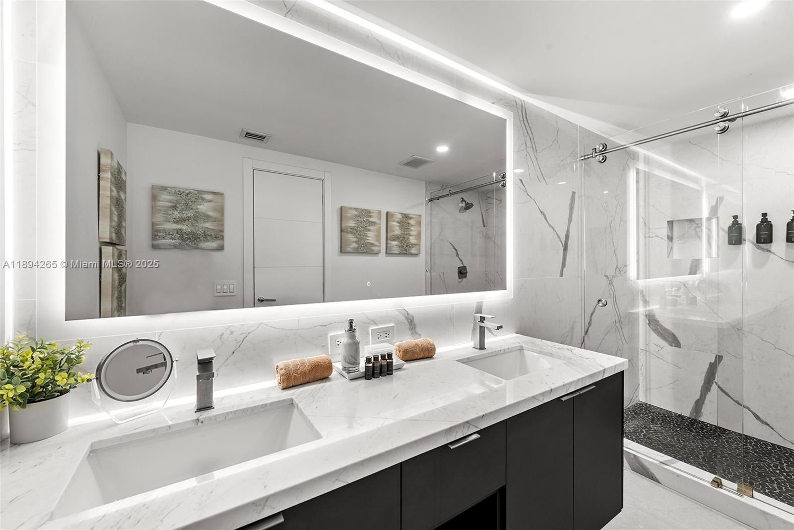 207 Holiday Dr, Hallandale Beach FL 33009