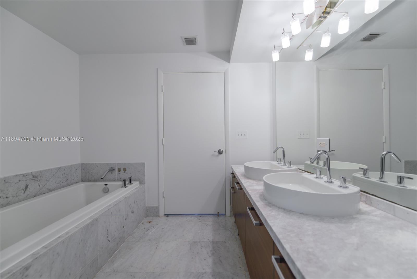 253 NE 2nd St #3902, Miami FL 33132