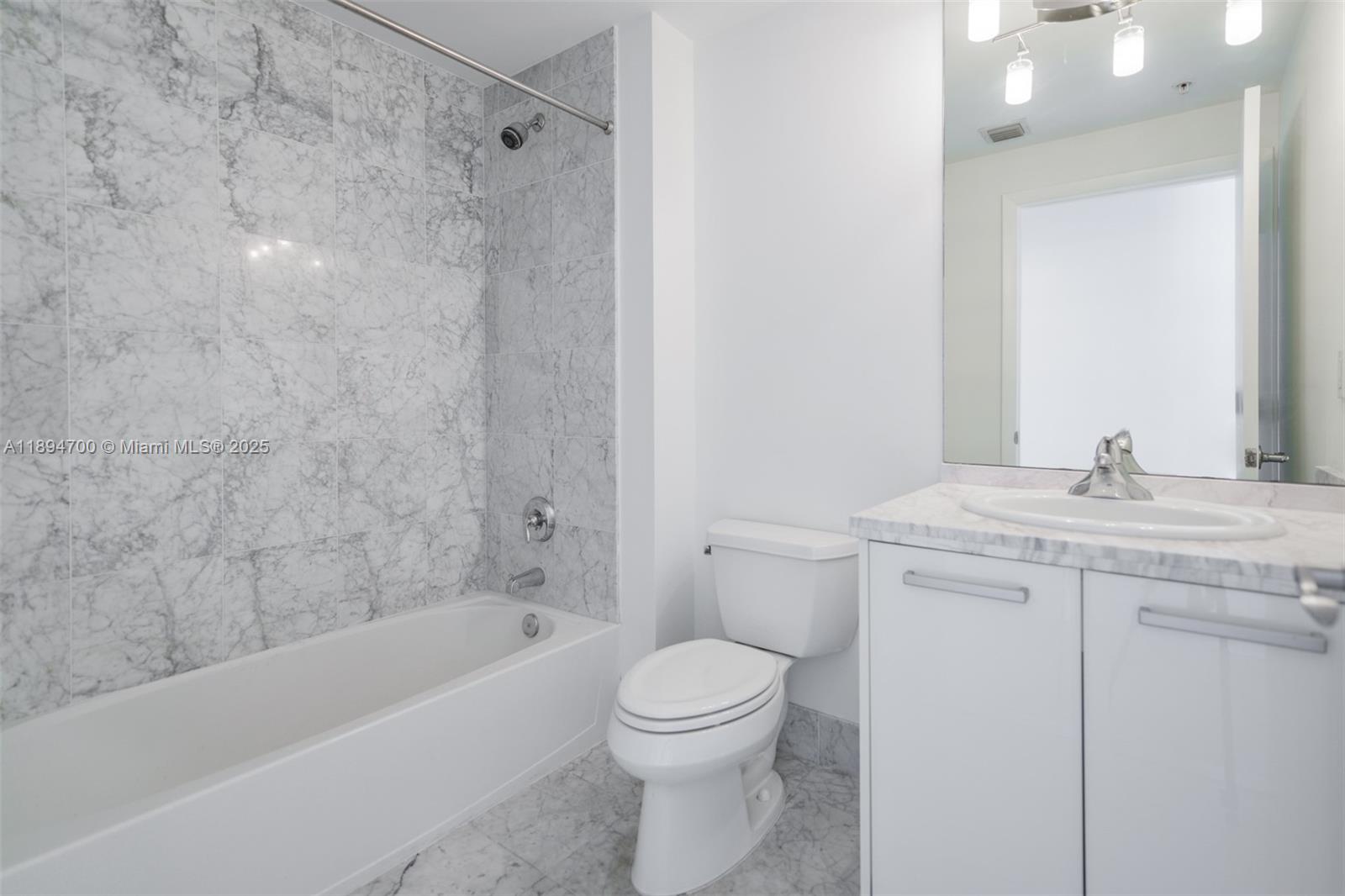 253 NE 2nd St #3902, Miami FL 33132