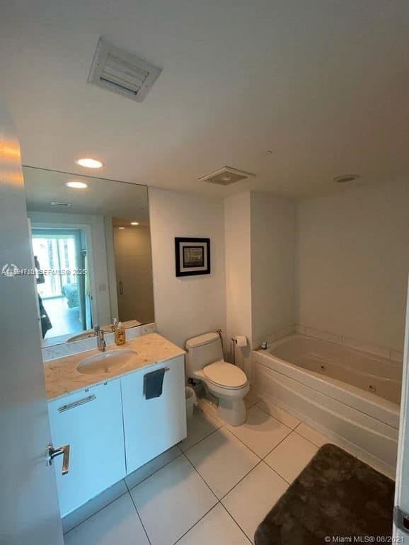 55 SE 6th St #4004, Miami FL 33131