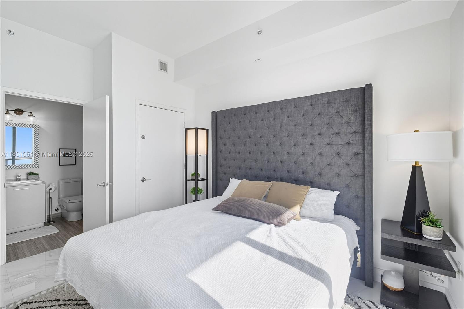 1010 Brickell Ave #4704, Miami FL 33131