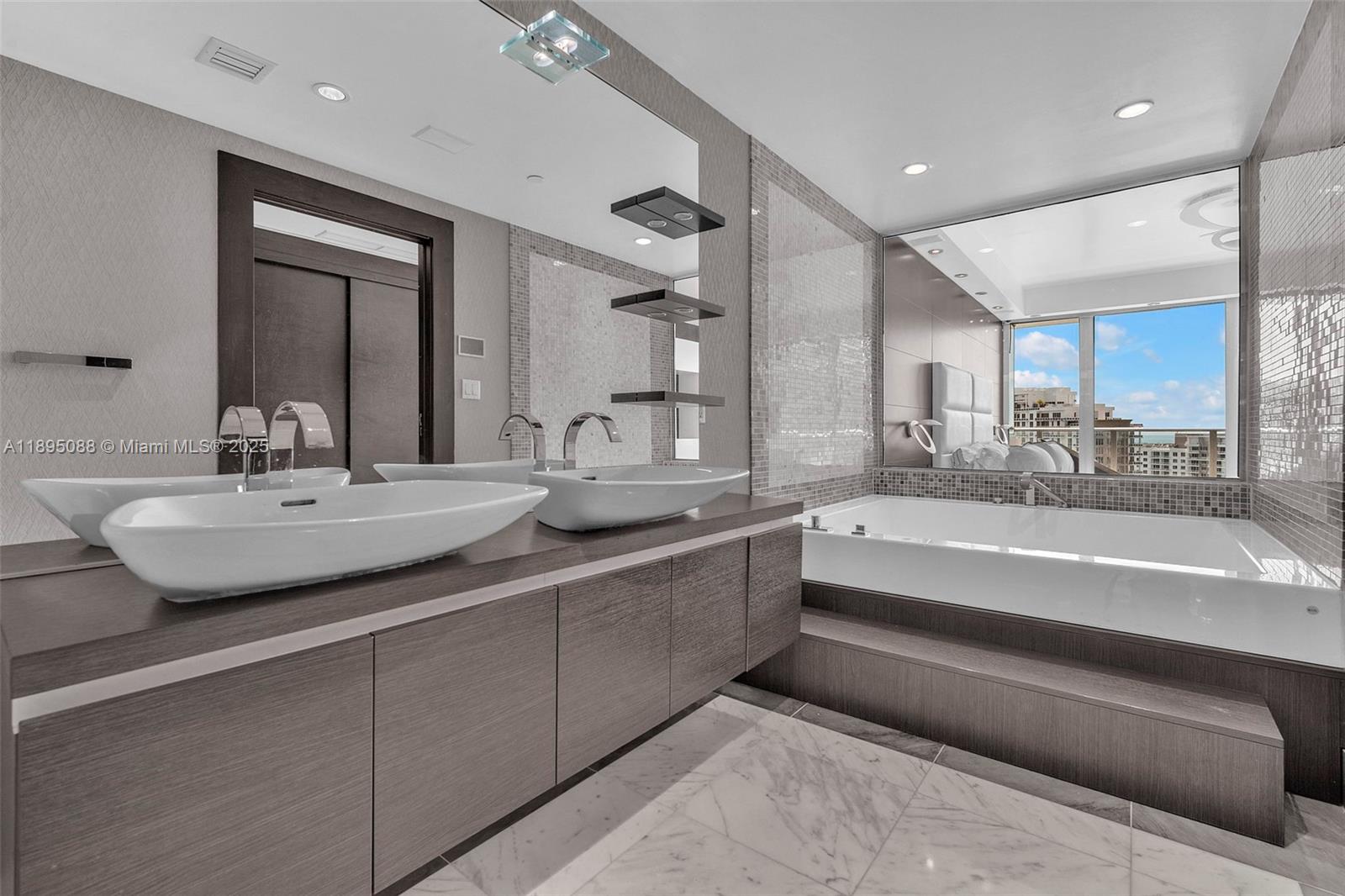 200 Biscayne Boulevard Way #3607, Miami FL 33131