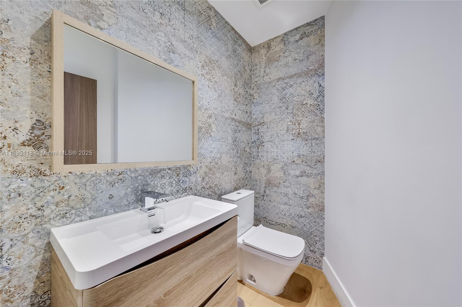 5244 Alton Rd, Miami Beach FL 33140
