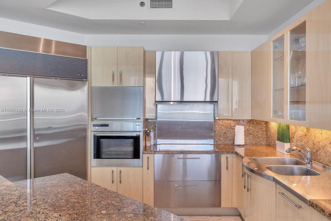 100 S Pointe Dr #2208, Miami Beach FL 33139