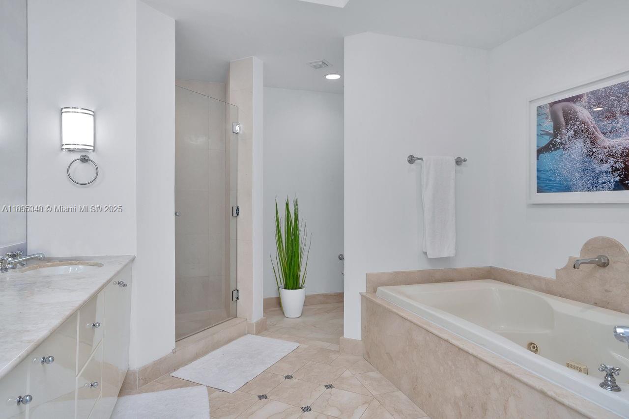 100 S Pointe Dr #2208, Miami Beach FL 33139