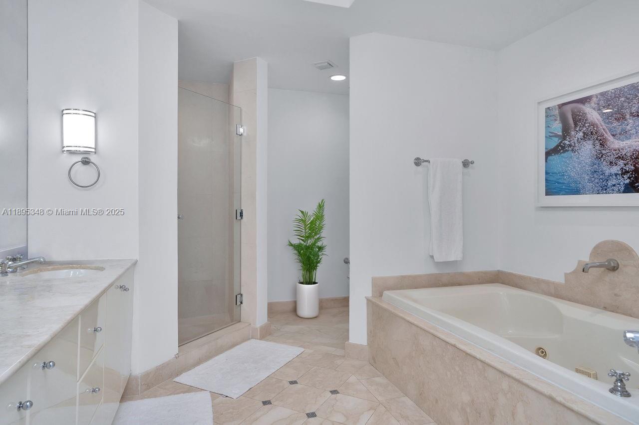 100 S Pointe Dr #2208, Miami Beach FL 33139