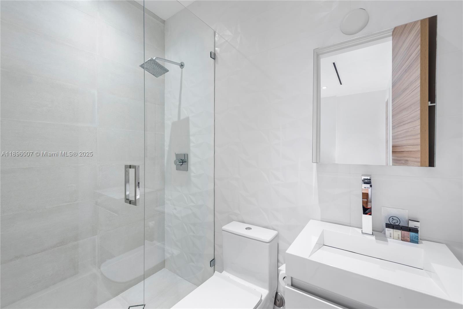 418 Sunset Dr, Hallandale Beach FL 33009