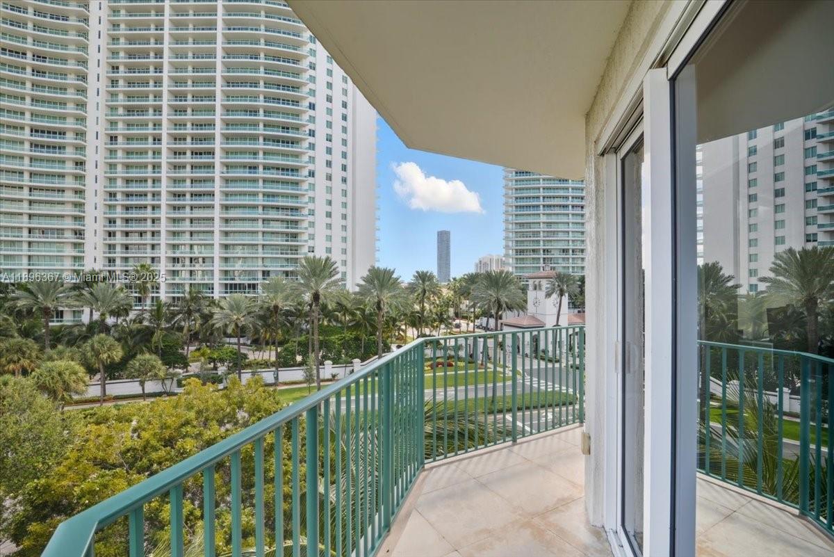 20000 E Country Club Dr #516, Aventura FL 33180