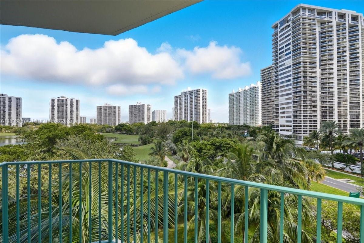 20000 E Country Club Dr #516, Aventura FL 33180
