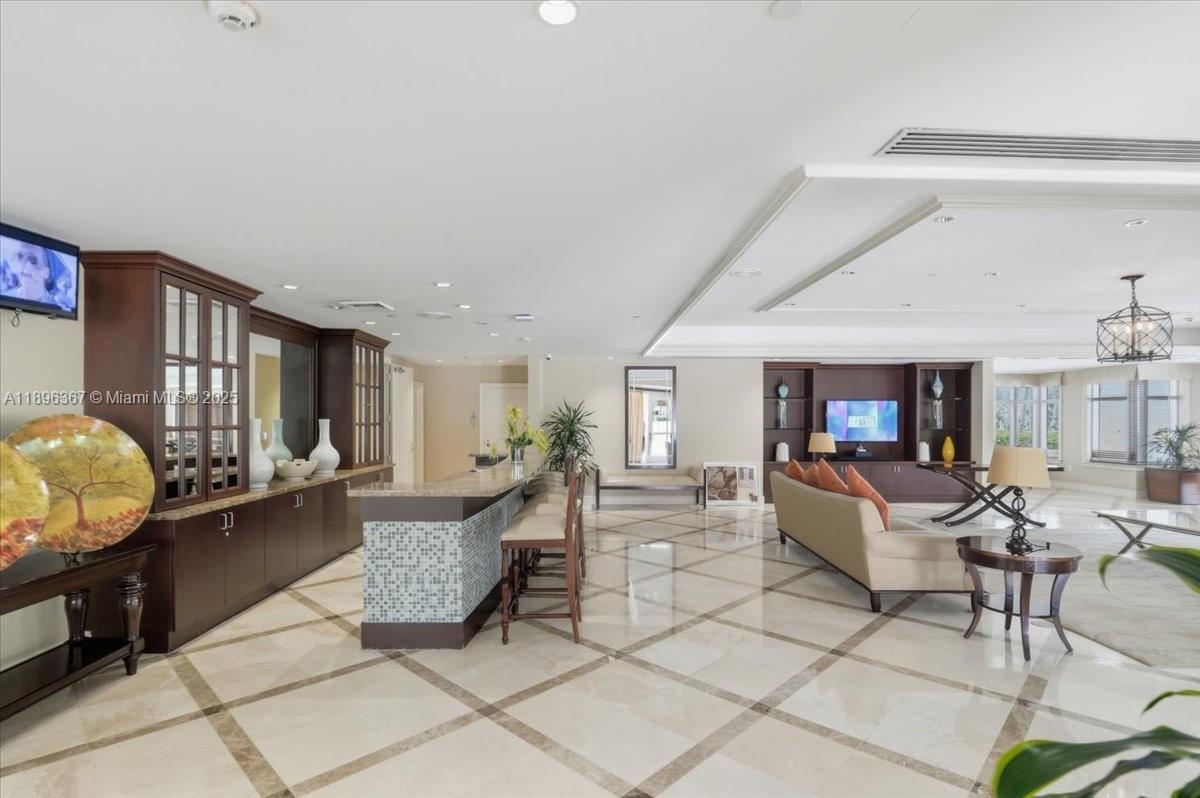 20000 E Country Club Dr #516, Aventura FL 33180
