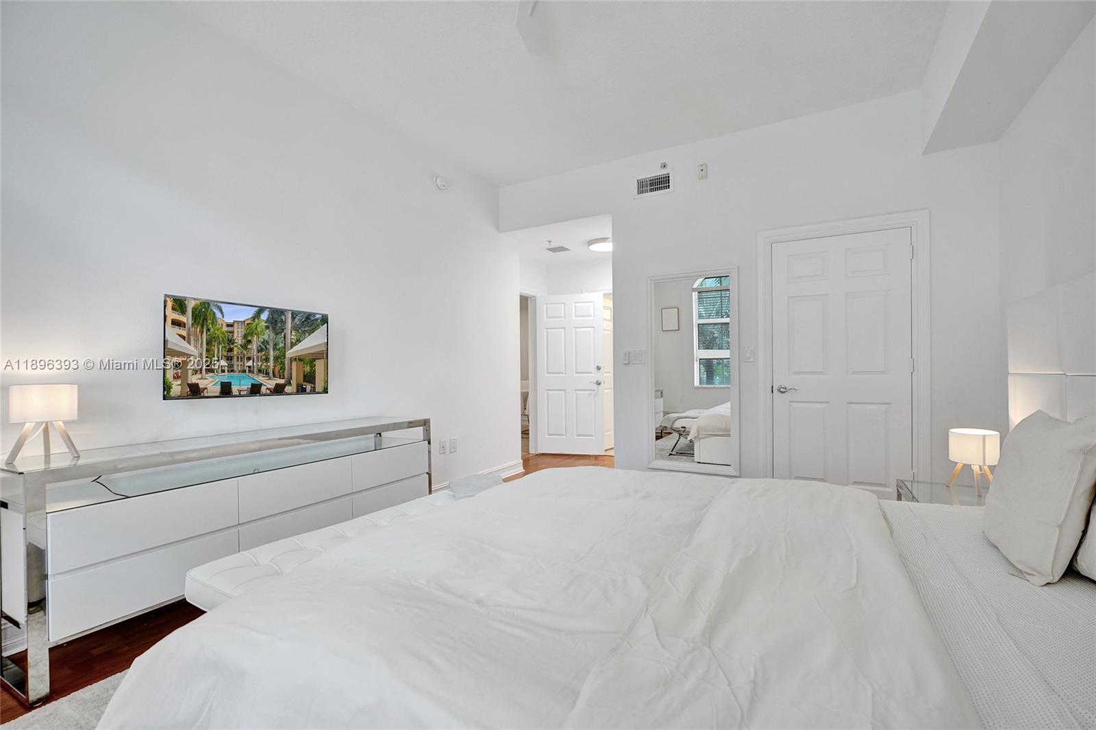 3001 NE 185th St #220, Aventura FL 33180