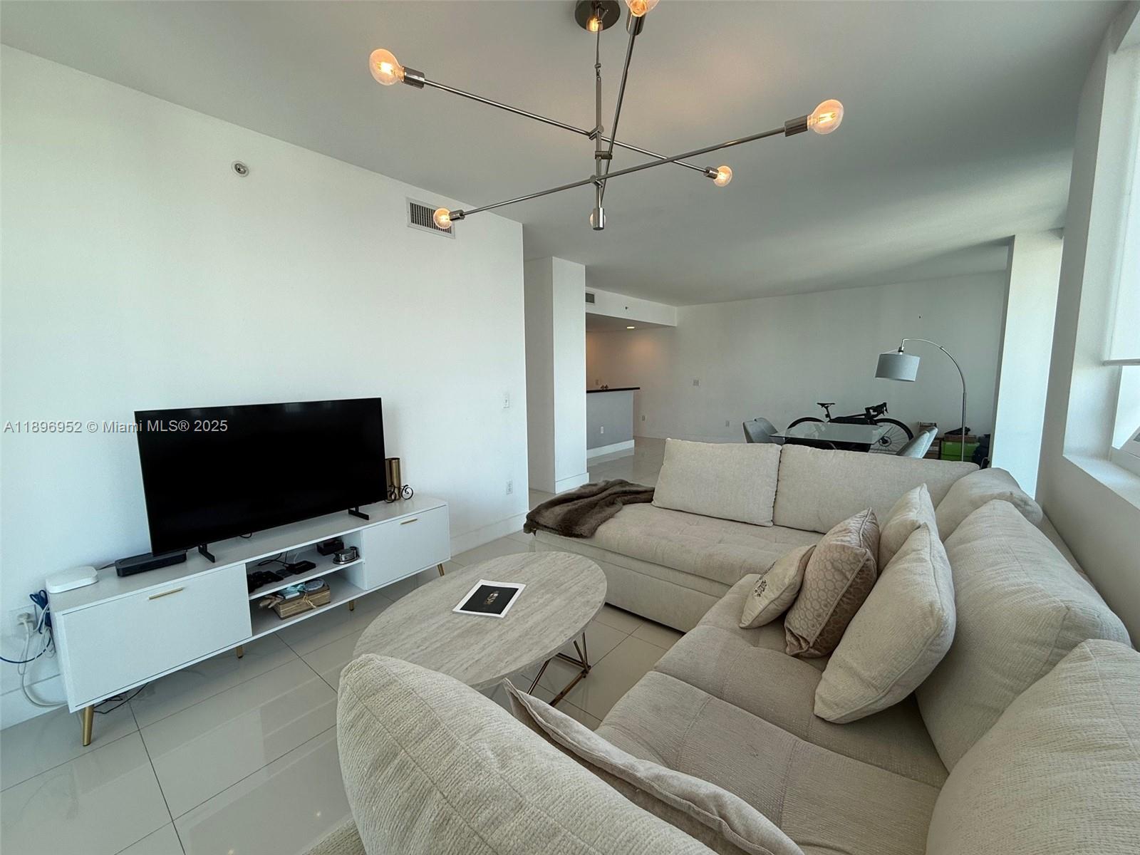 244 Biscayne Blvd #3708, Miami FL 33132
