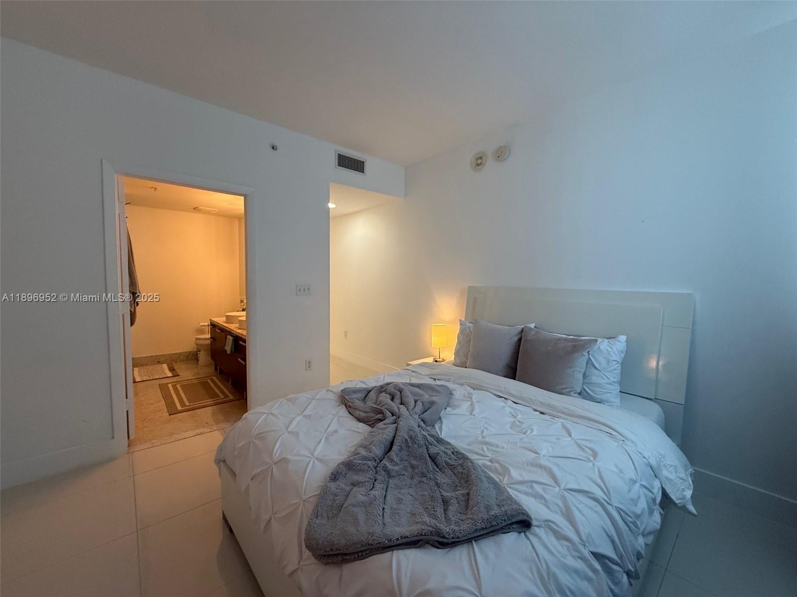 244 Biscayne Blvd #3708, Miami FL 33132