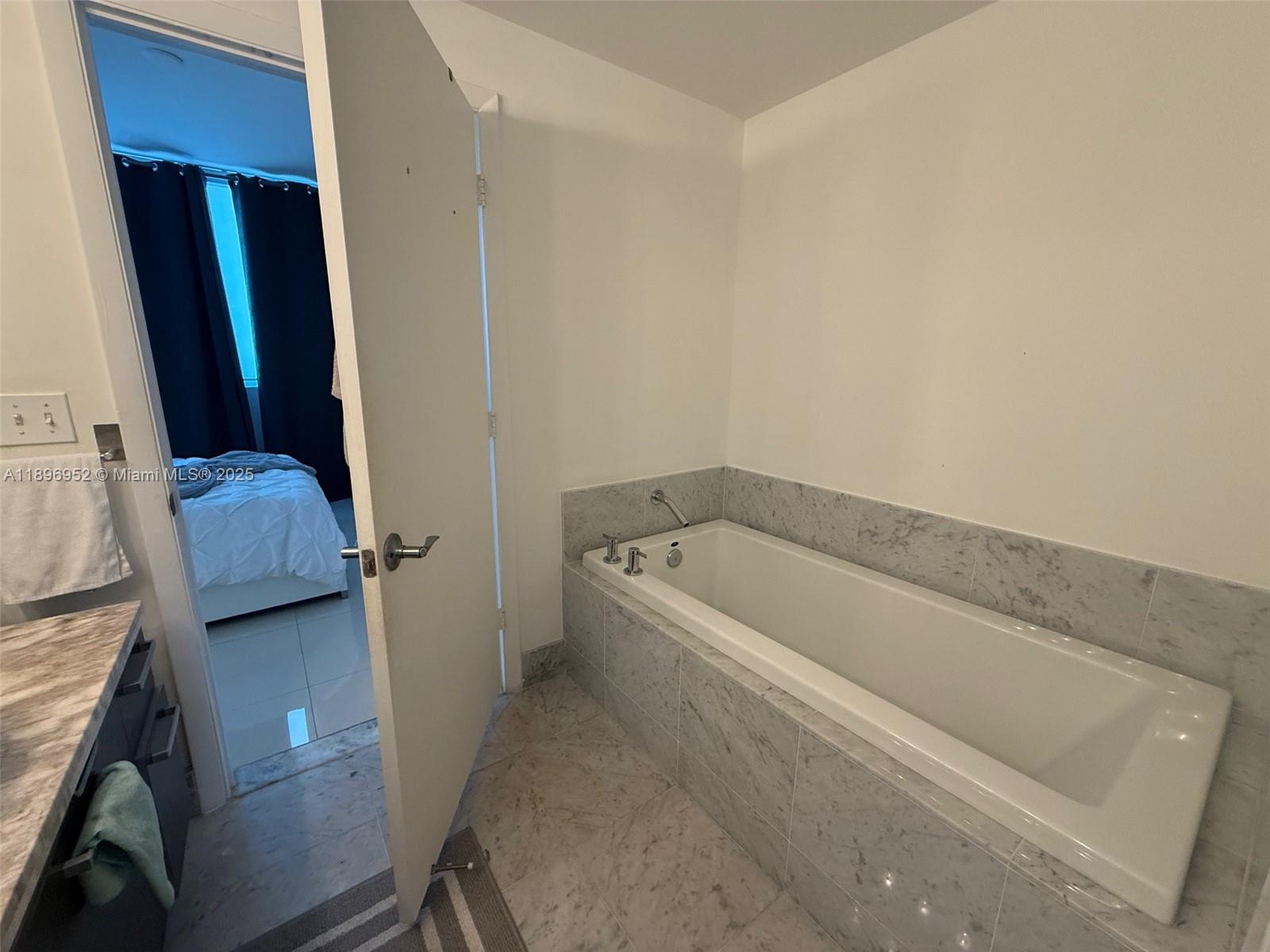 244 Biscayne Blvd #3708, Miami FL 33132