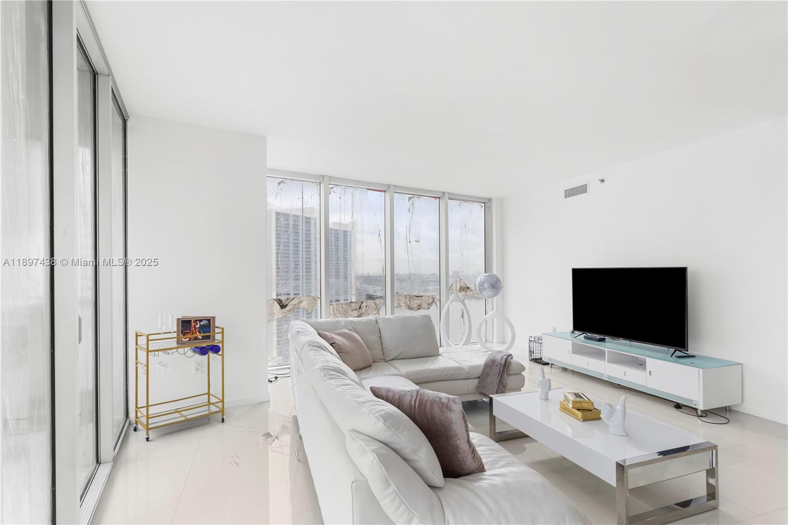 465 Brickell Ave #2702, Miami FL 33131
