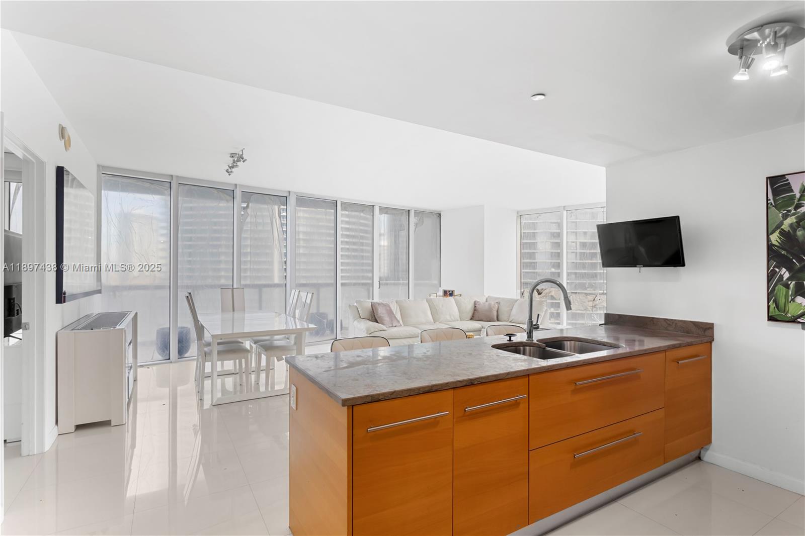 465 Brickell Ave #2702, Miami FL 33131