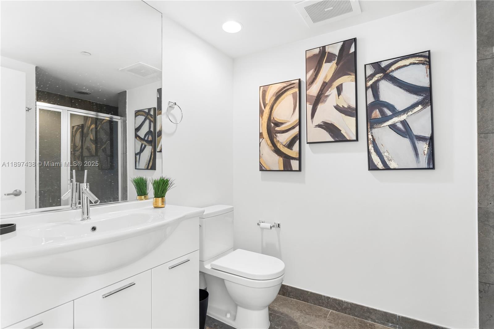 465 Brickell Ave #2702, Miami FL 33131