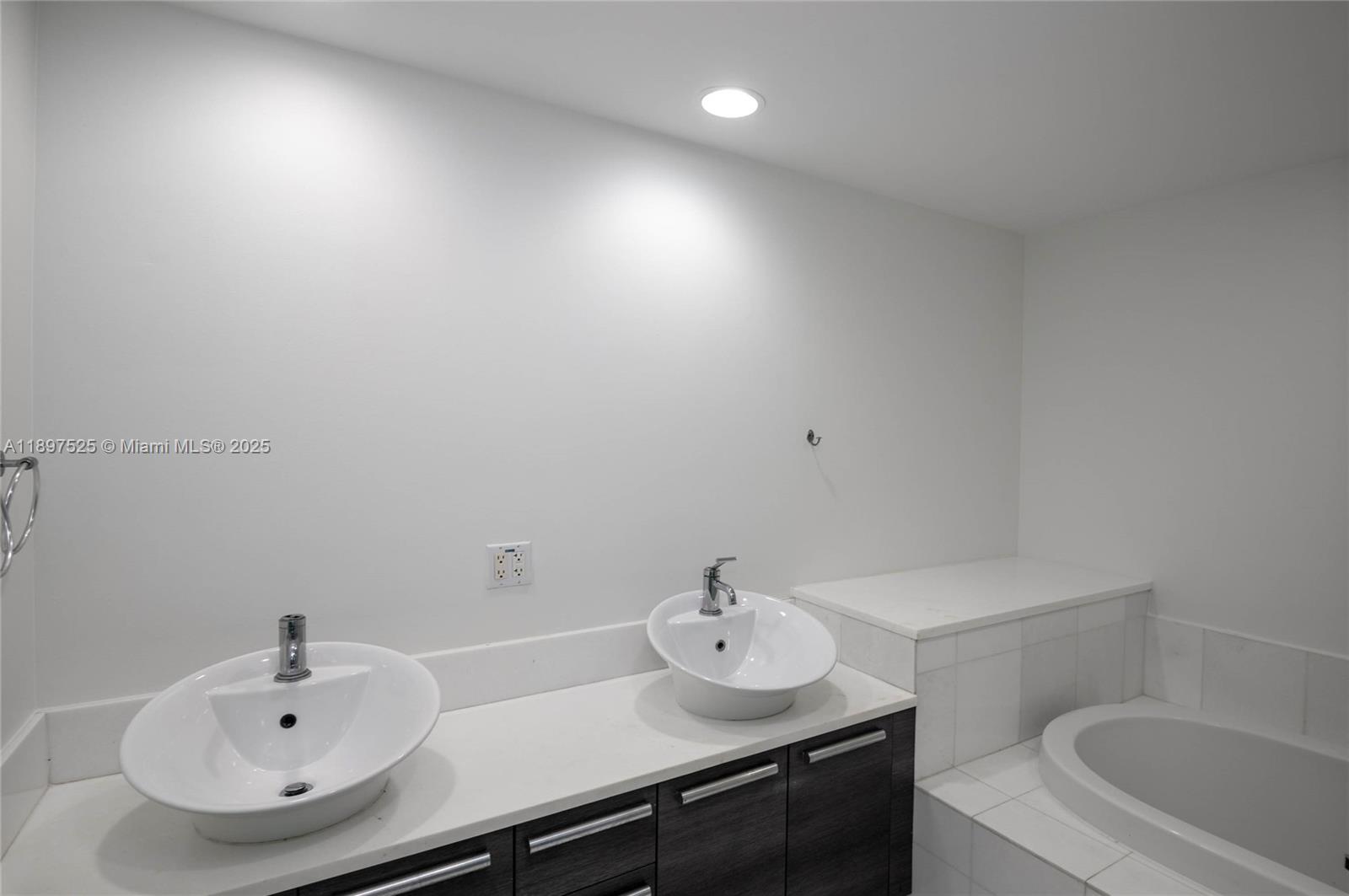 2950 NE 188th St #143, Aventura FL 33180