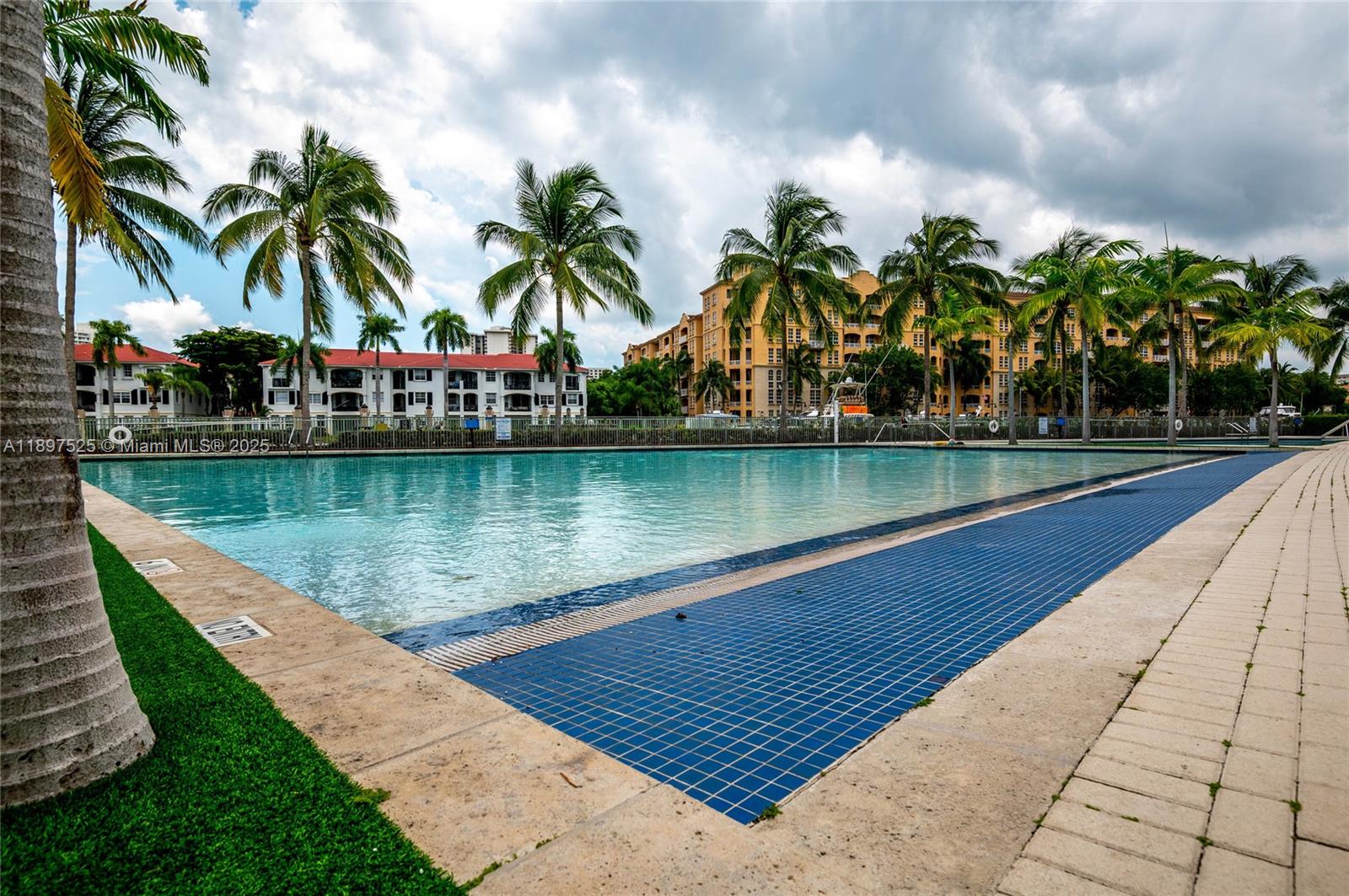 2950 NE 188th St #143, Aventura FL 33180