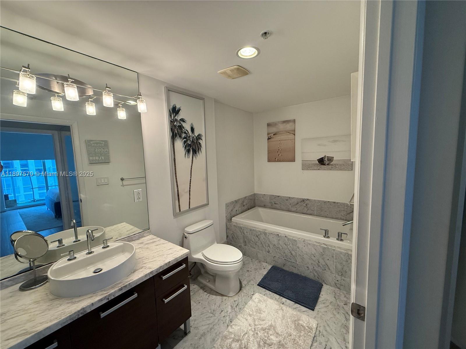 253 NE 2nd St #2004, Miami FL 33132