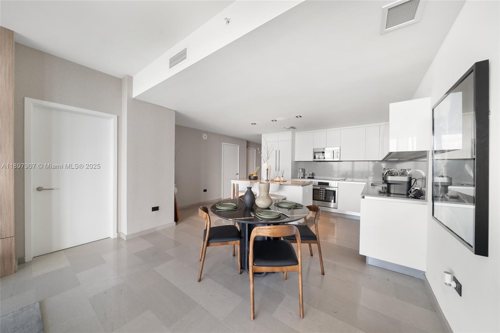 88 SW 7th St #3910, Miami FL 33130