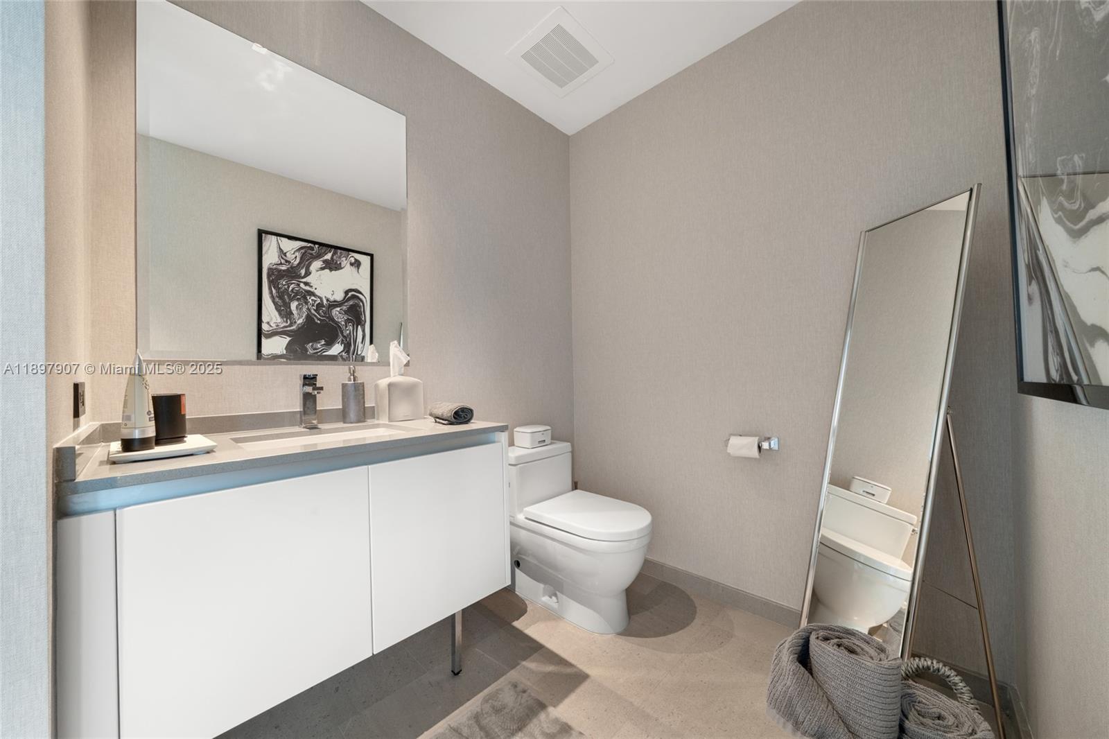 88 SW 7th St #3910, Miami FL 33130