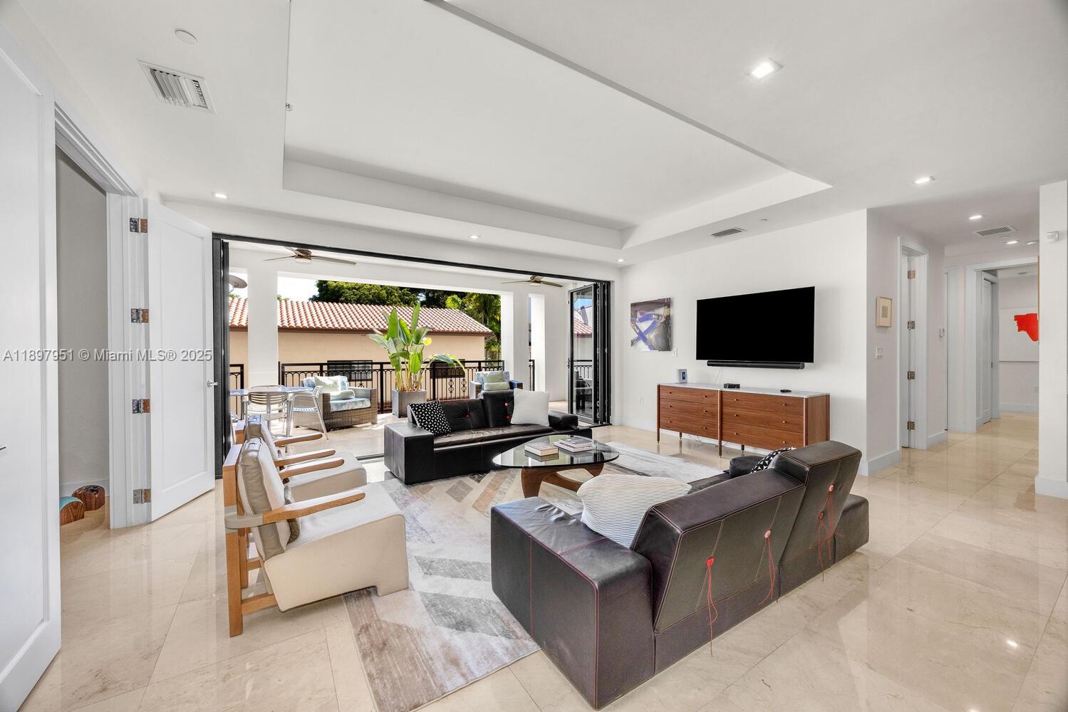 718 Valencia Ave #207, Coral Gables FL 33134
