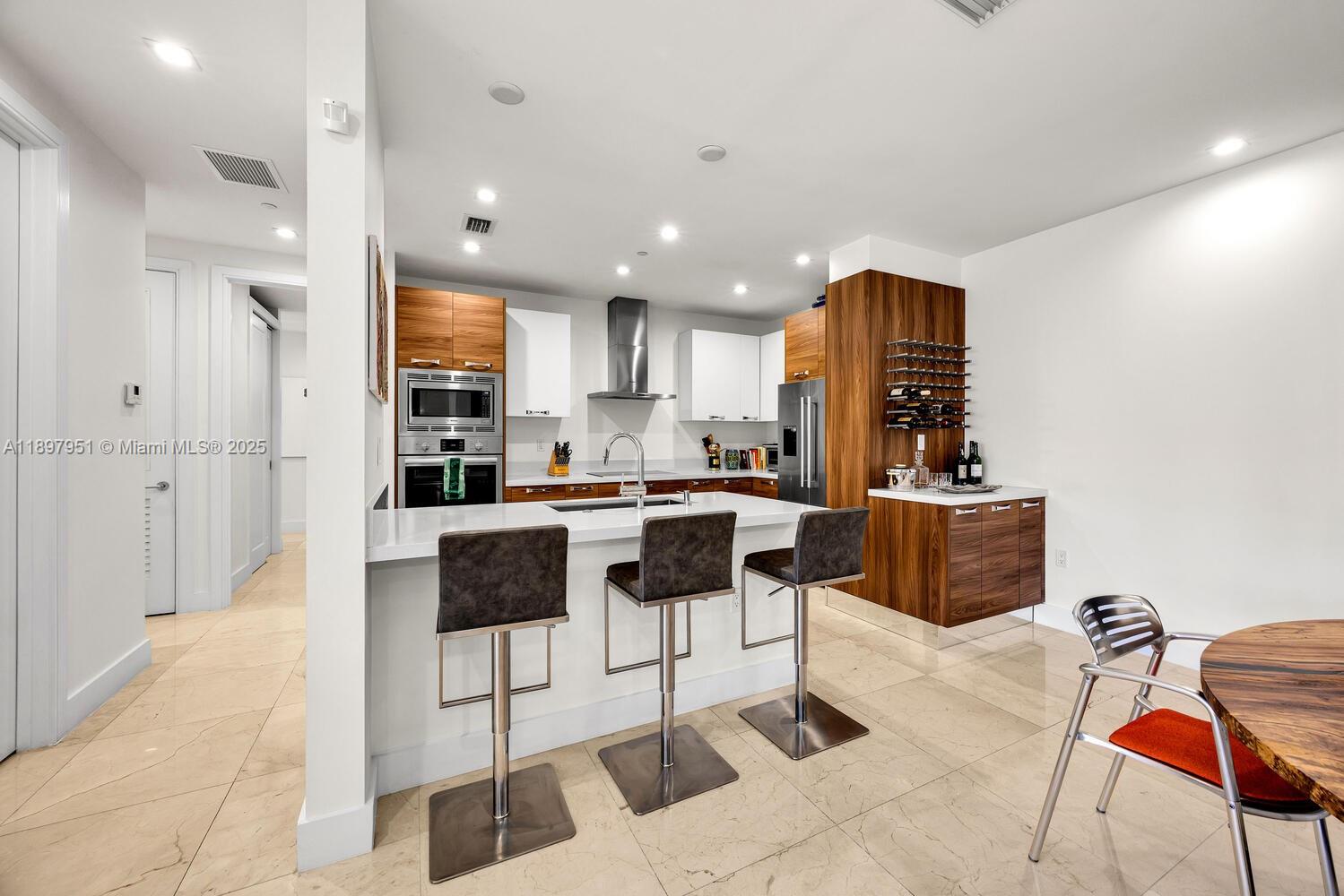 718 Valencia Ave #207, Coral Gables FL 33134