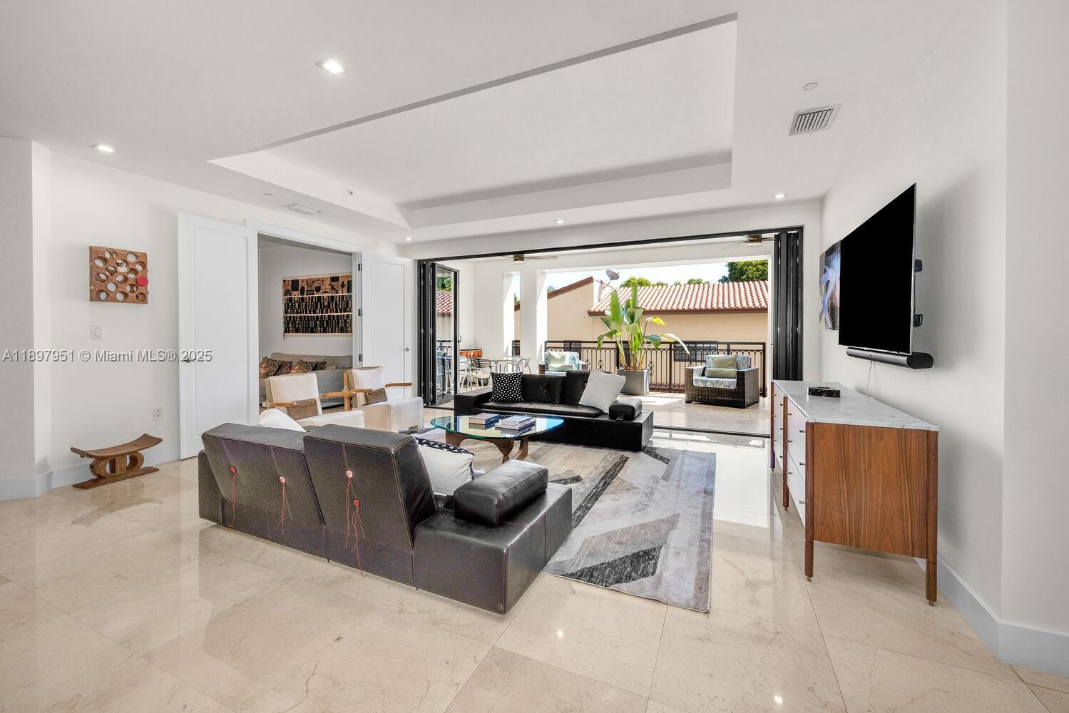 718 Valencia Ave #207, Coral Gables FL 33134