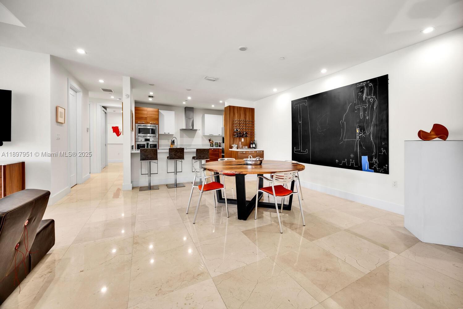 718 Valencia Ave #207, Coral Gables FL 33134