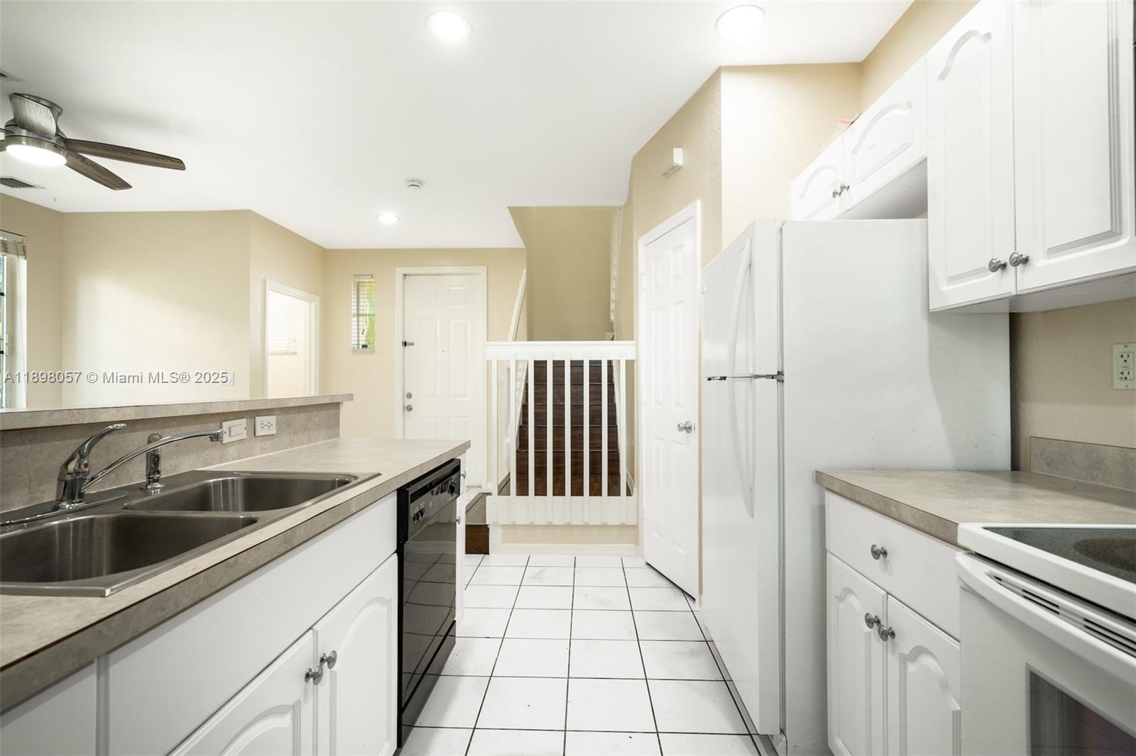 6051 SW 19th Pl, North Lauderdale FL 33068