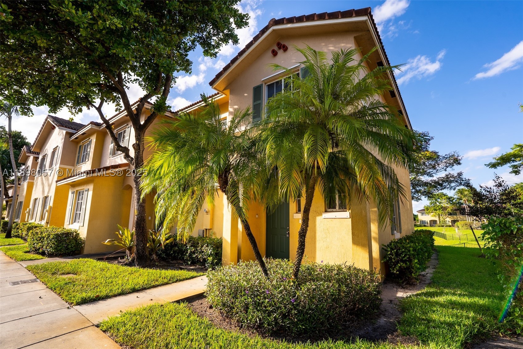 6051 SW 19th Pl, North Lauderdale FL 33068