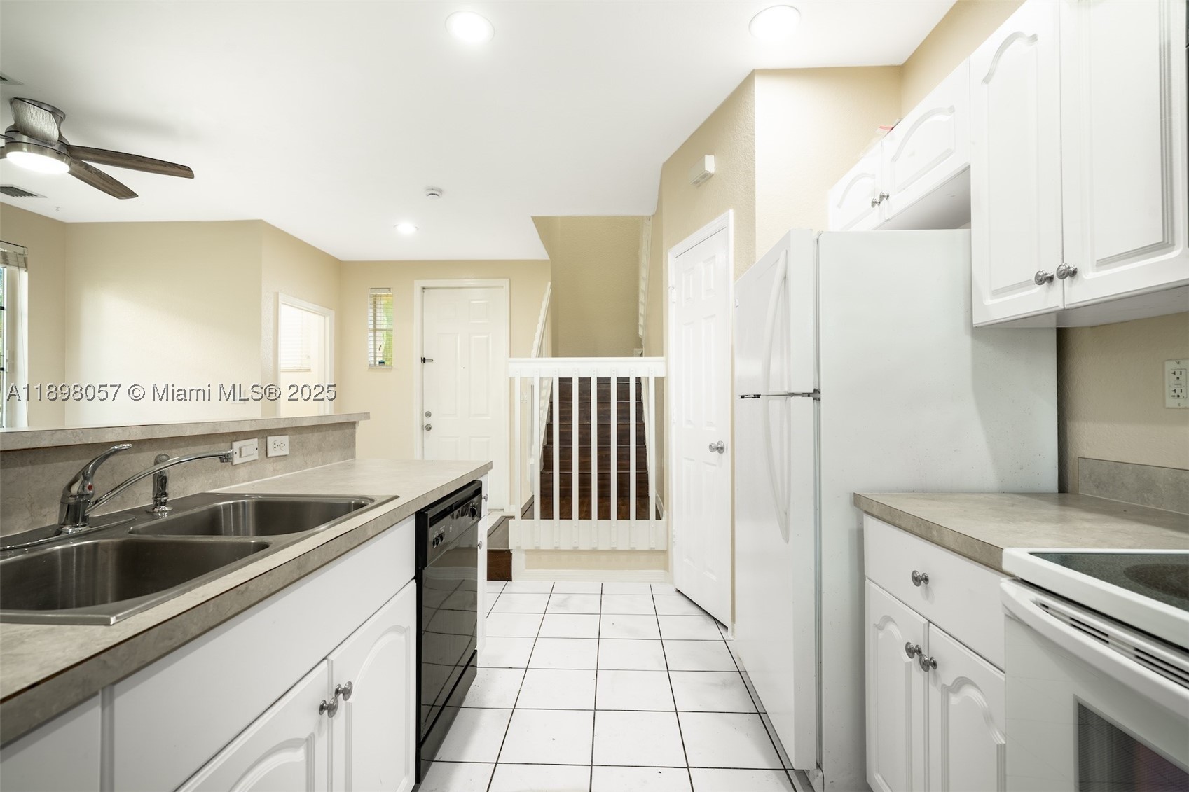 6051 SW 19th Pl, North Lauderdale FL 33068