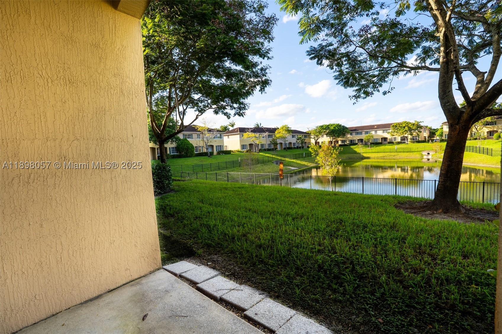 6051 SW 19th Pl, North Lauderdale FL 33068