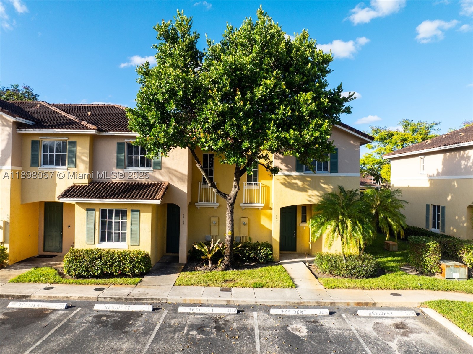 6051 SW 19th Pl, North Lauderdale FL 33068