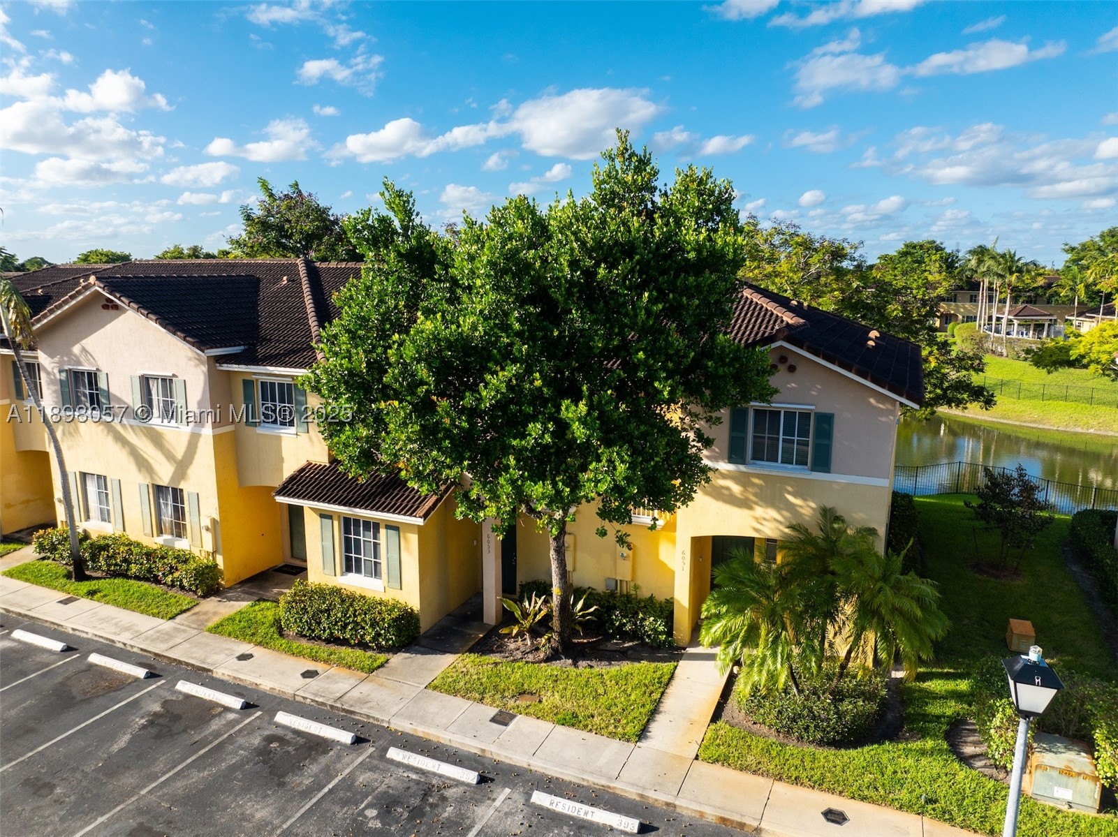 6051 SW 19th Pl, North Lauderdale FL 33068