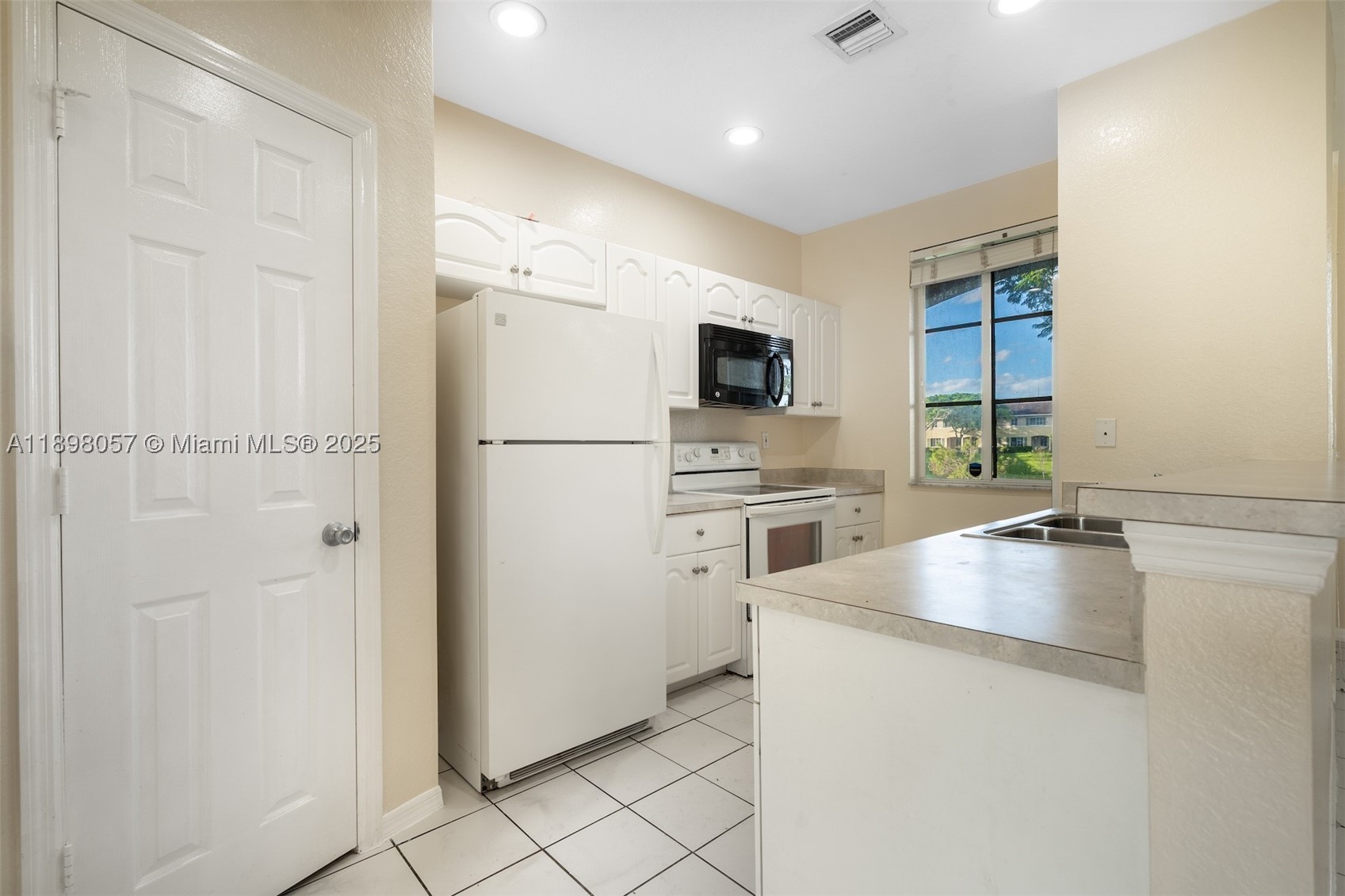 6051 SW 19th Pl, North Lauderdale FL 33068